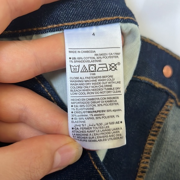 Old Navy | Size 4 Dark Wash High Rise Jean Shorts for Women with 7-inch Inseam - Picture 14 of 16